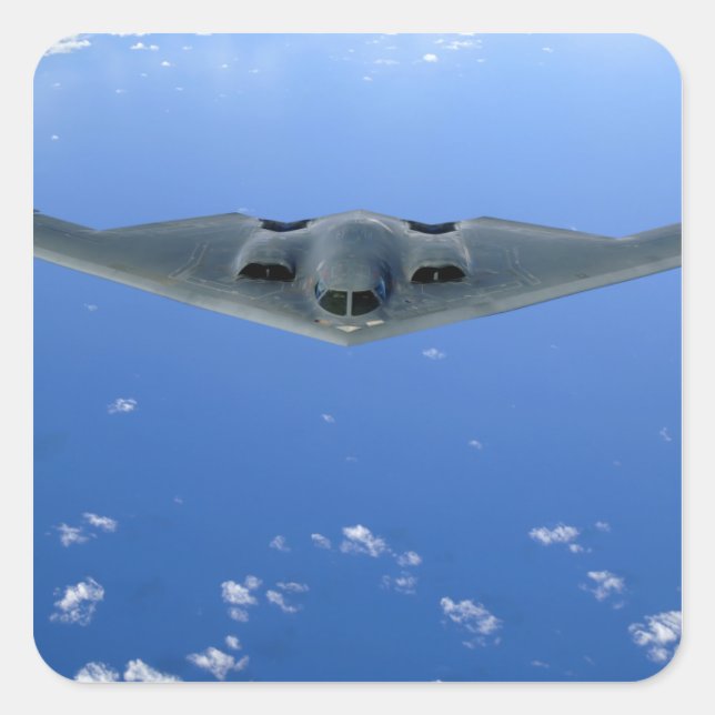 Ein B-2 Geist steigt durch den Himmel Quadratischer Aufkleber (Vorderseite)