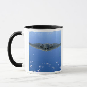 Ein B-2 Geist steigt durch den Himmel Tasse
