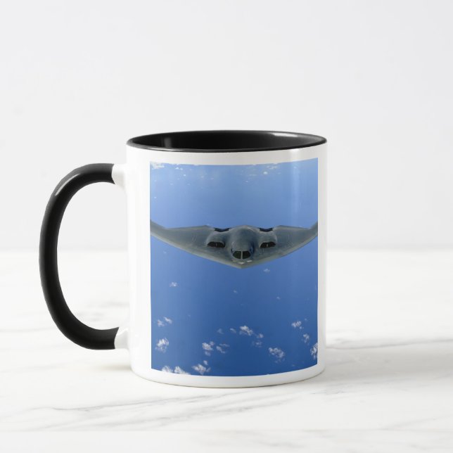 Ein B-2 Geist steigt durch den Himmel Tasse (Links)