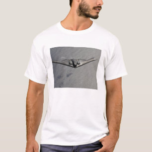 Ein B-2 Spirit fliegt über den Pazifik T-Shirt