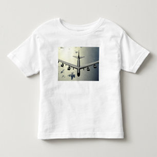 Ein B-52 Stratofortress im Flug 2 Kleinkind T-shirt
