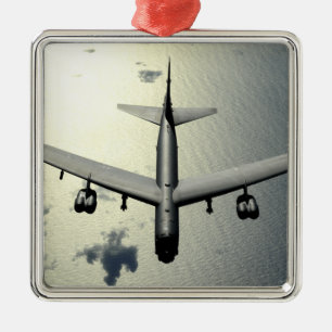 Ein B-52 Stratofortress im Flug 2 Ornament Aus Metall