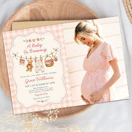 Ein Baby braut Babyshower-Foto an der Wäscheleine Einladung