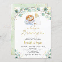 Ein Baby braut eine grüne Kaffeemaschine