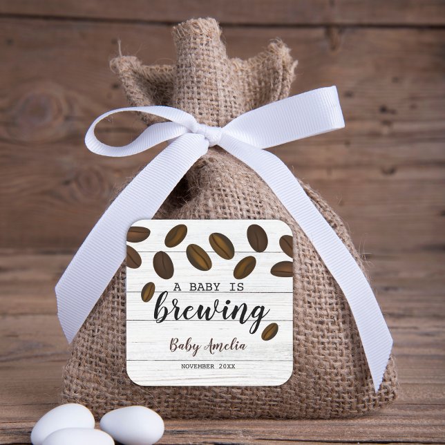 Ein Baby braut eine Kaffeemaschine aus weißem Holz Quadratischer Aufkleber (A Baby Is Brewing White Wood Coffee Baby Shower Square Sticker coffee party faors)