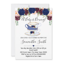 Ein Baby braut eine Teedusche und lädt zur