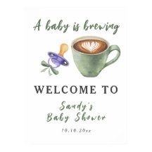 Ein Baby braut Kaffeepazifier mit grüner Schleife