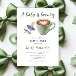 Ein Baby braut Kaffeeschonstiller mit grüner Schle Einladung