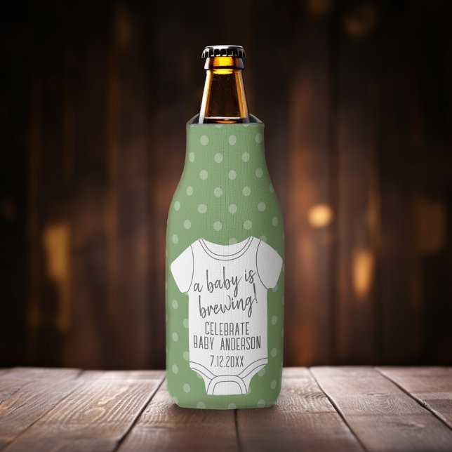 Ein Baby braut — Paare Dusche - Grün Flaschenkühler (A baby is Brewing! Add your baby information to this personalized bottle cooler.)
