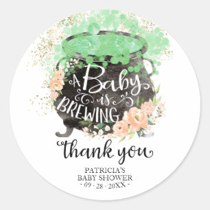 Ein Baby braut sich zusammen Halloween Baby Shower Runder Aufkleber