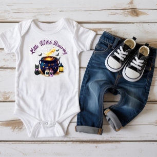 Ein Baby braut sich zusammen Strampler