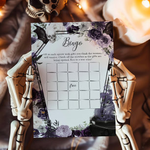 Ein Baby brütet ein Halloween-Bingospiel