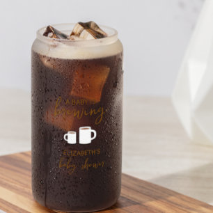 Ein Baby brütet eine Babydusche Dosenglas