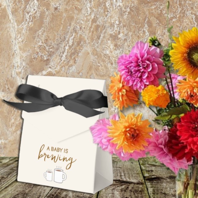 Ein Baby brütet eine Babydusche Geschenkschachtel (Von Creator hochgeladen)