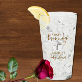 Ein Baby brütet eine Babydusche Glas