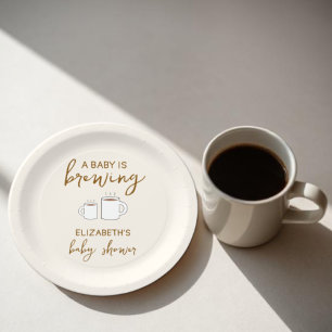 Ein Baby brütet eine Babydusche Pappteller