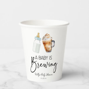 Ein Baby brütet eine Flasche Kaffee Glas Babydusch Pappbecher
