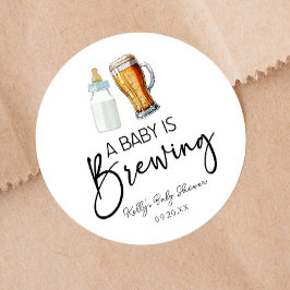 Ein Baby brütet eine Flaschengrübe-Glass-Babydusch Runder Aufkleber