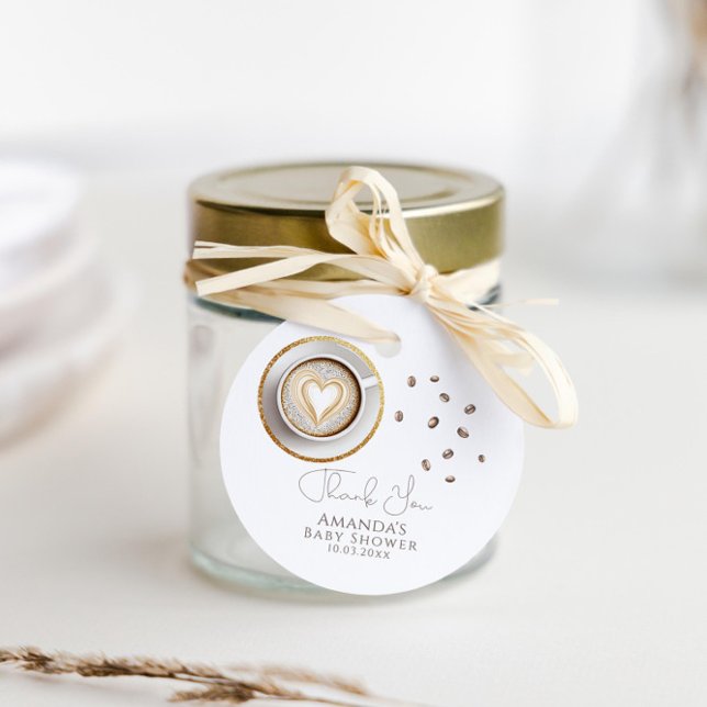 Ein Baby brütet eine Kaffeemaschine. Geschenkanhänger (Von Creator hochgeladen)