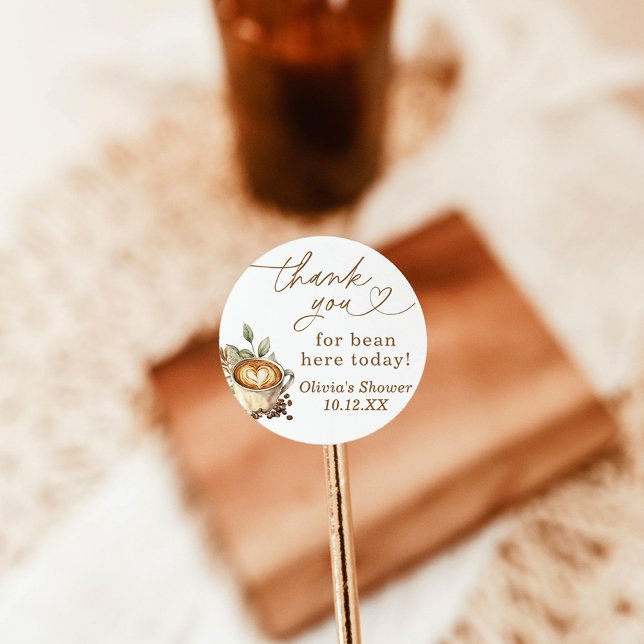 Ein Baby brütet eine Kaffeemaschine. Runder Aufkleber (Von Creator hochgeladen)