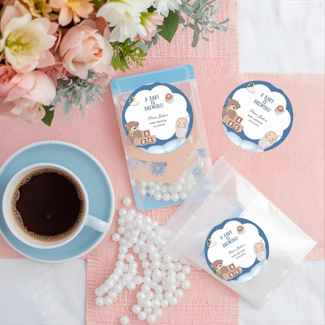 Ein Baby brütet eine Kaffeemaschine. Runder Aufkleber (Von Creator hochgeladen)