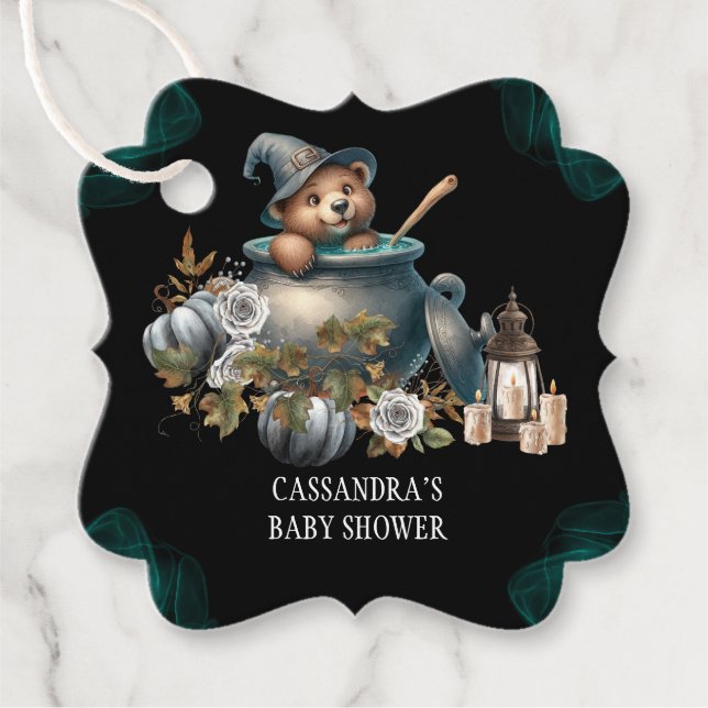 Ein Baby brütet. | Halloween Baby Showfavorit Geschenkanhänger (Vorderseite)