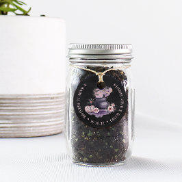 Ein Baby brütet. | Halloween Cauldron Babydusche Geschenkanhänger