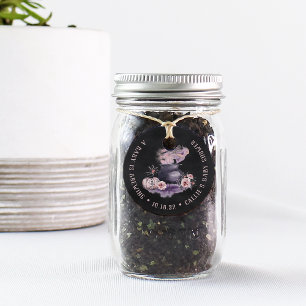 Ein Baby brütet.   Halloween Cauldron Babydusche Geschenkanhänger