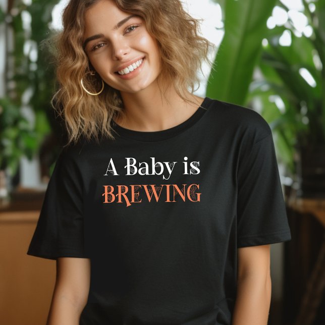 Ein Baby brütet in scharfen Cobweb Lettern T-Shirt (A Baby is Brewing halloween shirt for mommy-to-be, gender reveal hostess, baby shower etc)