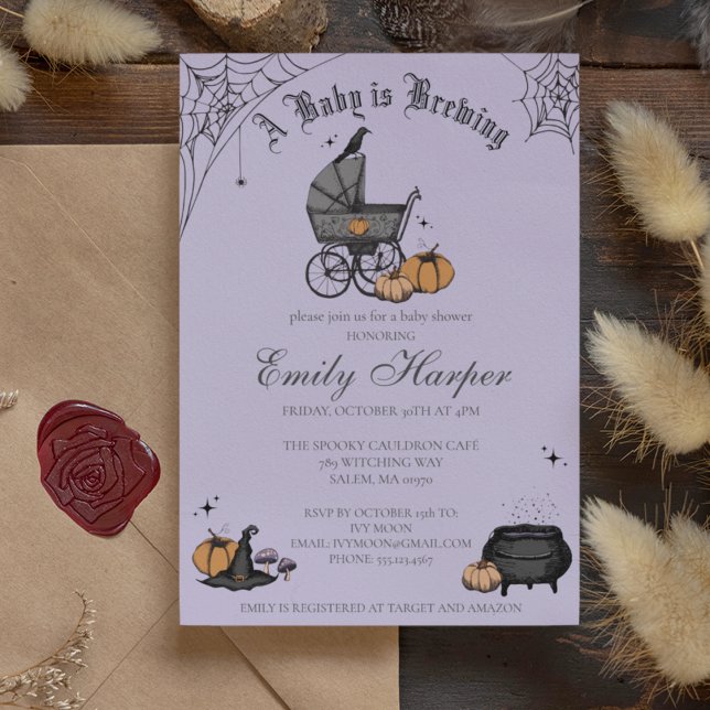 Ein Baby brütet Lila Babydusche Einladung (Gothic Halloween Baby Shower Invitation. Hand Drawn Vintage Baby Carriage, Raven, Witch Hat, Pumpkin)