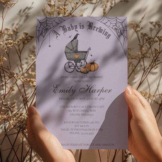 Ein Baby brütet Lila Gothic-Babydusche Einladung (Gothic Halloween Baby Shower Invitation in Purple. Vintage Baby Carriage, Pumpkins, Webs, Raven)