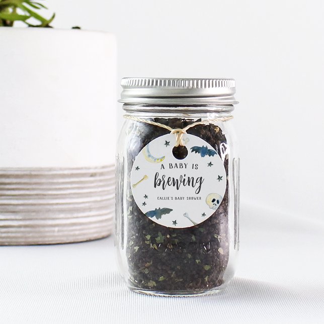 Ein Baby brütet. | Niedliche Halloween-Kinderdusch Geschenkanhänger (Von Creator hochgeladen)