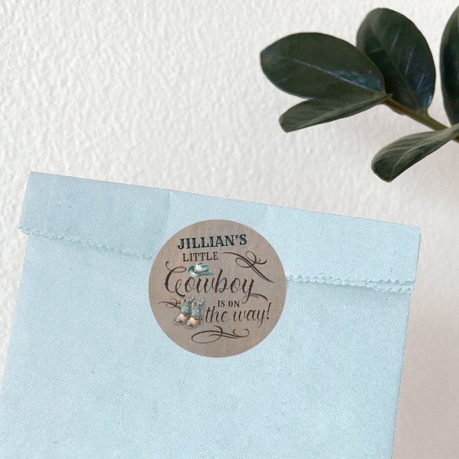 Ein Baby Cowboy ist auf der Way Baby Dusche Runder Aufkleber (Custom a Cowboy is on the Way Baby Shower Sticker)
