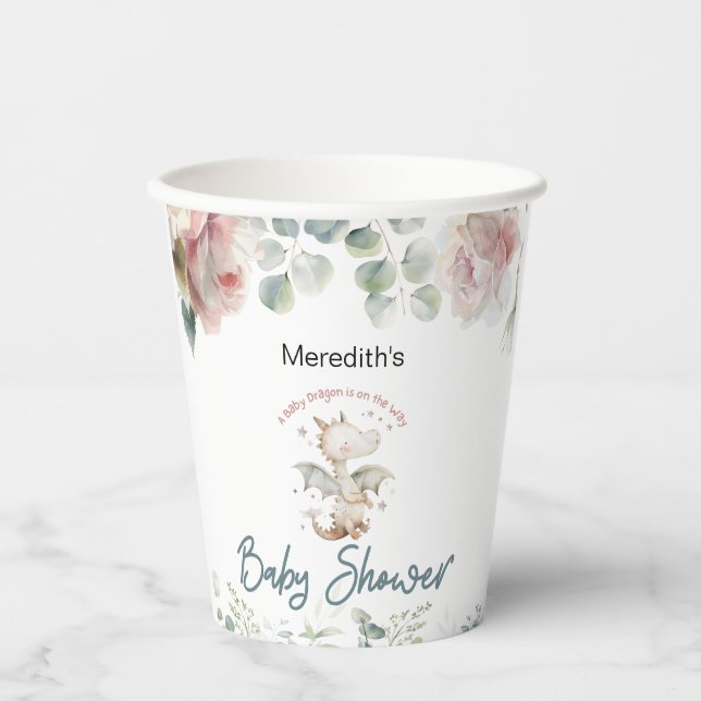 Ein Baby Dragon ist auf dem Weg Babydusche Papier  Pappbecher (Vorderseite)