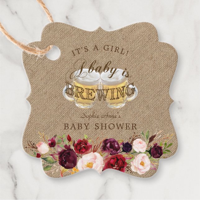 Ein Baby ist eine blühende Burlap-Baby-Dusche Geschenkanhänger (Vorderseite)