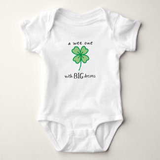 Ein Baby mit BIG Träume Baby Bodysuit Strampler