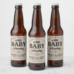Ein Baby wird Babydusche brauen Bierflaschenetikett<br><div class="desc">Ein Baby Braut Baby Dusche Beer Flasche Label ist perfekt für ein Windeln Party,  mit Babyduschen,  Gelenkduschen,  Baby q's und Bier-Thema Babyduschen! Das Design sieht auf dem Imitat kraftstoff Hintergrund großartig aus - für diesen Vintagen Stil.</div>