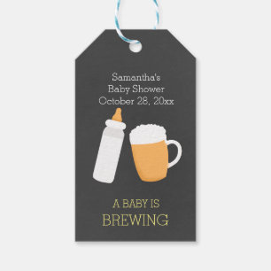 Ein Baby wird Bierglas-Babyflaschen-Geschenk-Tag Geschenkanhänger