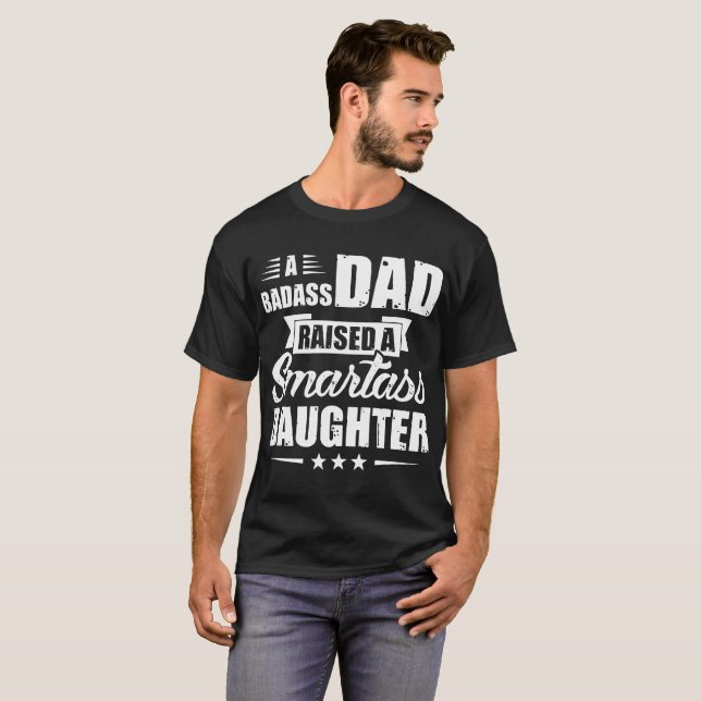ein badass Vati hob eine Klugscheißertochter an T-Shirt (Vorne ganz)