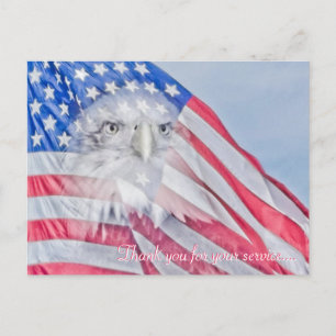 Ein Bald-Adler und die amerikanische Flagge Postkarte