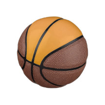Ein Basketball mit beigen Paneelen und schwarzen L