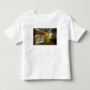 Ein Bauernhofstand in Holderness, New Hampshire. Kleinkind T-shirt