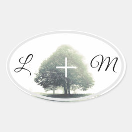 Ein Baum im Nebel mit Buchstaben Ovaler Aufkleber