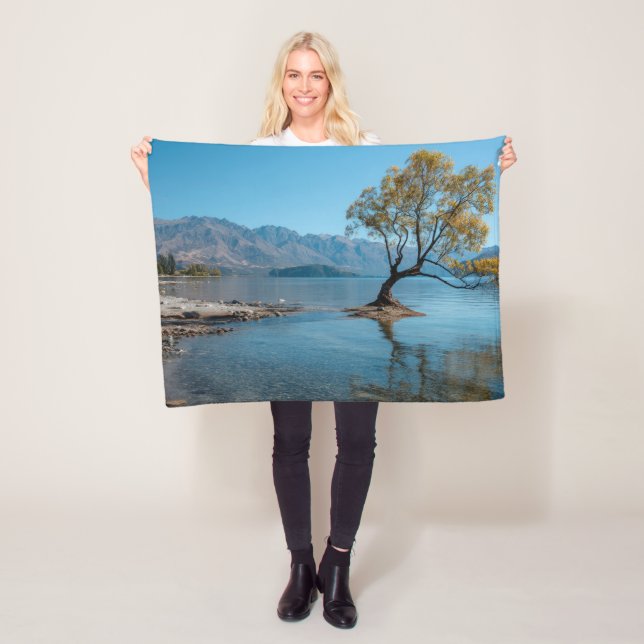 Ein Baum in einem See Fleecedecke (Beispiel)