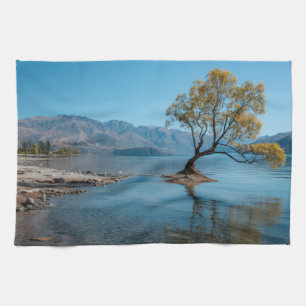 Ein Baum in einem See Geschirrtuch