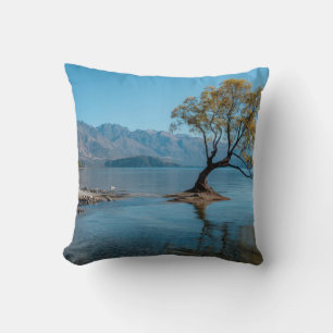 Ein Baum in einem See Kissen