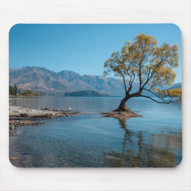 Ein Baum in einem See Mousepad (Vorne)