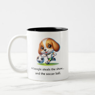 Ein Beagle stiehlt die Show Zweifarbige Tasse