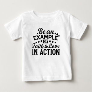 Ein Beispiel für Glauben und Liebe in Aktion sein Baby T-shirt