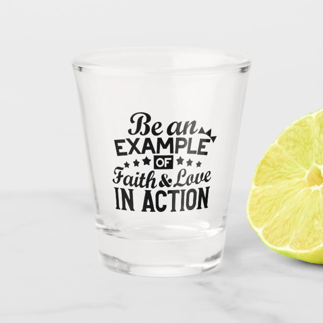 Ein Beispiel für Glauben und Liebe in Aktion sein Schnapsglas (Vorderseite)